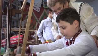 Zeci de copii dintr-un sat din Gorj renunţă la telefoane şi petrec ore în șir într-un atelier de țesături