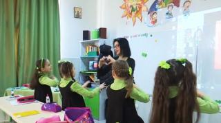 O învățătoare din Galați a transformat școala în loc de poveste