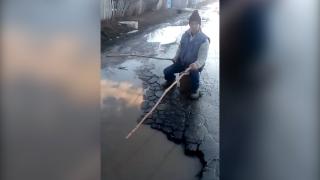 Un ieşean pescuieşte într-o baltă de pe drumul din sat: "Aici se pescuieşte, dom'le"