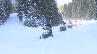 Plimbarea pe snowmobil în Munții Călimani, o aventură unică pentru turiști