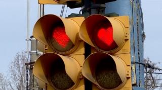 Inimoare pe semafoarele pentru șoferi din Constanţa, în Luna Îndrăgostiților