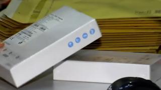 Angajata unei firme de curierat din Cluj, acuzată că a furat telefoane de 14 mii de lei