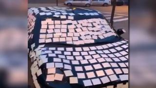 O tânără din Piteşti și-a mărturisit dragostea cu bilețele pe mașina iubitului