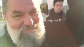 Preot filmat în timp ce loveşte un enoriaş în Vâlcea, la ieșirea din biserică