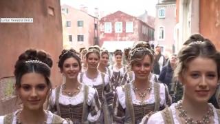 Procesiunea celor 12 fete frumoase, la Carnavalul de la Veneția