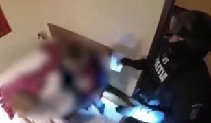 Imagini de groază cu momentul în care mascaţii greşesc adresa, la Braşov, şi intră peste o fetiţă, pe întuneric (video)