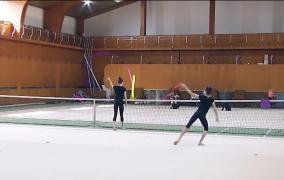 Campioanele de la gimnastică ritmică, antrenamente în săli improvizate (Video)