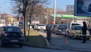 Imagini cu maşina în care un bărbat a spus că are explozibil şi îl detonează, lângă o benzinărie, în Bucureşti (video)