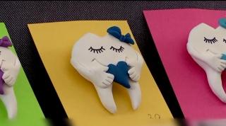 O tânără din Constanţa a renunţat la cariera de tehnician dentar pentru a confecţiona mărţişoare