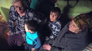 Doi străbunici din Dorohoi au renunţat la tot ca să îşi crească strănepoţii părăsiţi de părinţi (Video)