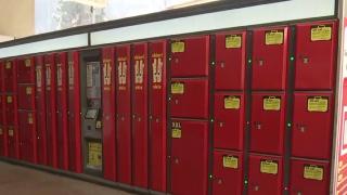 Turiştii care vizitează centrul Braşovului îşi pot lăsa bagajele în cutii de depozitare special amenajate