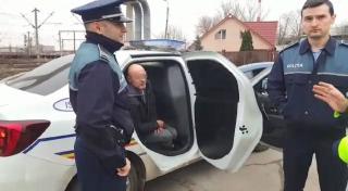 Un şofer beat se amuză după ce a lovit maşina Poliţiei: "Hai că am fost băiat finuţ" (Video)