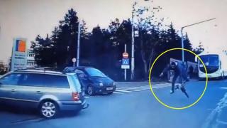 Un tânăr a căzut cu bicicleta, speriat de virajul neinspirat al unui şofer, la Cluj (Video)