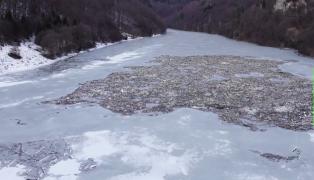 Mijlocul Lacului Mihoiești s-a transformat într-o insulă de gunoaie (Video)