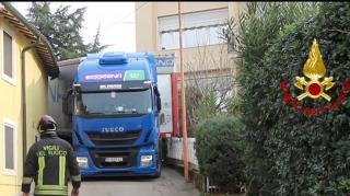 Şofer român rămas blocat cu TIR-ul pe o stradă îngustă din Italia