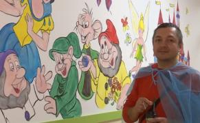 Pictorul care desenează pereţii Secţiei de Pediatrie din Spitalul Judeţean Târgu Jiu