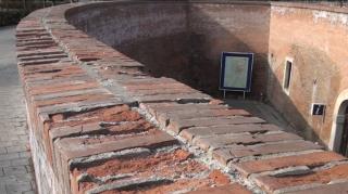 Cetatea Alba Carolina, probleme după reabilitare. Zidurile de cărămidă cad la cea mai mică atingere