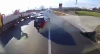 Depășire criminală pe o șosea din Iași! Un șofer a evitat impactul frontal în ultima secundă