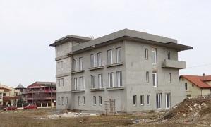 Un preot din Constanţa construieşte locuinţe pentru femeile abuzate şi copiii lor