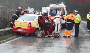 Accident grav lângă Reșița, după ce şoferul unui taxi a intrat într-un cap de pod (Video)