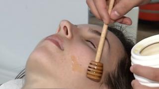 Metode eficiente de relaxare. Care sunt beneficiile masajului cu miere şi bambus