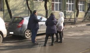 Protest al părinţilor, de teama gripei, în faţa unei şcoli din Iaşi (Video)
