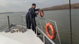 Doi bărbați răsturnați cu barca pe Dunăre, salvați de la moarte de polițiștii de frontieră