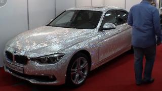 Maşina încrustată cu un milion de cristale Swarowski și-a făcut intrarea la târgul de nunți