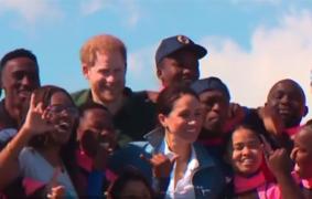 Prinţul Harry şi soţia sa, Meghan, se retrag oficial din rolurile familiei regale