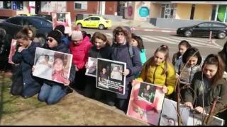 Colegii lui Andrei, copilul băgat în comă de un bătăuş din Mangalia, s-au rugat în faţa spitalului (Video)