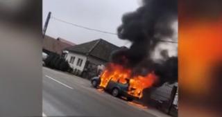 Mașină în flăcări în faţa sediului Poliţiei din Recea, Maramureş
