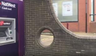 Britanicii au reuşit să transforme o gaură dintr-un zid într-o atracţie turistică