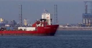 Nava răsturnată cu 14 mii de oi la bord în Portul Midia, adusă la mal