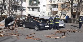 Vântul de cod roşu şi fenomenele meteo extreme au băgat mai mulţi români în spital (Video)