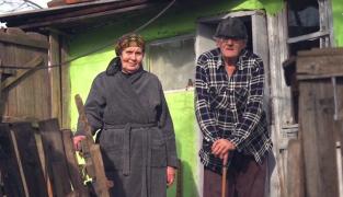 Casă nouă pentru cei doi copilaşi premianţi din Dorohoi abandonaţi de părinţi şi crescuţi de străbunici (Video)