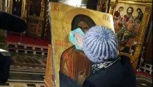 Icoane dezinfectate în Timişoara, de frica noului coronavirus