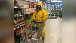 Haz de necaz pe seama coronavirusului, la Cluj: bărbat cu mască de gaze, la cumpărături (Video)