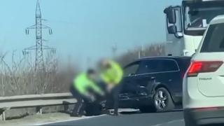 O polițistă a lovit cu piciorul în cap un șofer fără permis, pe Autostrada A2