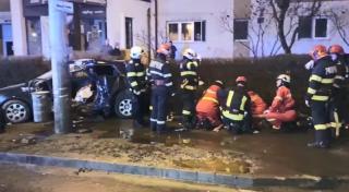 Accident mortal în Baia Mare. Tânără spulberată pe trotuar de o maşină care a ricoşat lovind un stâlp (Video)