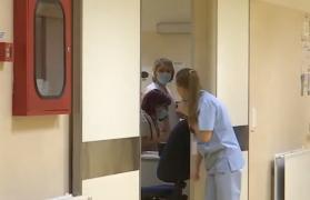 Fetiţă operată de urgenţă după ce s-a înecat cu alune, în Suceava