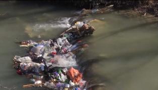 Pârâul din Râșnov, focar de infecție. Oamenii își aruncă deșeurile pe malurile apei