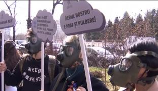 Protest cu măşti de gaze, în Bucureşti, după cel mai grav episod de poluare