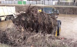 A început curăţenia de primăvară pe Valea Geoagiului. Localnicii s-au plâns de mizerie