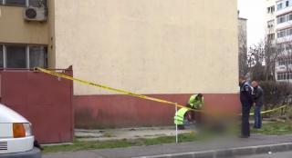 Moarte misterioasă în Târgovişte. O femeie a fost găsită fără suflare în faţa unui bloc