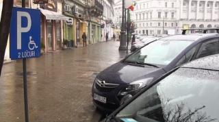 Persoane cu dizabilităţi folosite de propriile familii pentru carduri de parcare