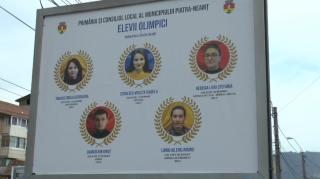 Piatra Neamţ își face reclamă cu olimpicii. Fotografiile elevilor, amplasate pe panouri publicitare