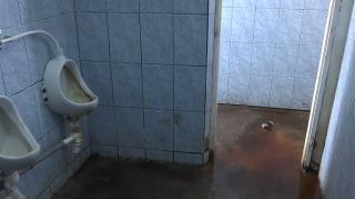 Toaleta de la o școală din Viişoara, pericol pentru elevi