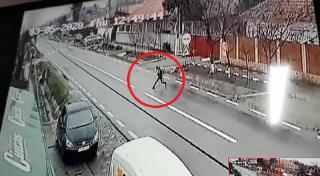 Copil lovit de un TIR, în Prahova, după ce s-a oprit speriat în faţa camionului (Video)