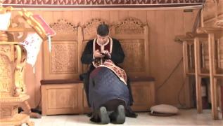 Preot din Năvodari filmat cum butonează telefonul, în timp ce spovedeşte o creştină (Video)