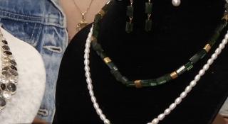 Cadoul ideal de 8 martie. Bijuteriile și escapada urbană, variante la modă